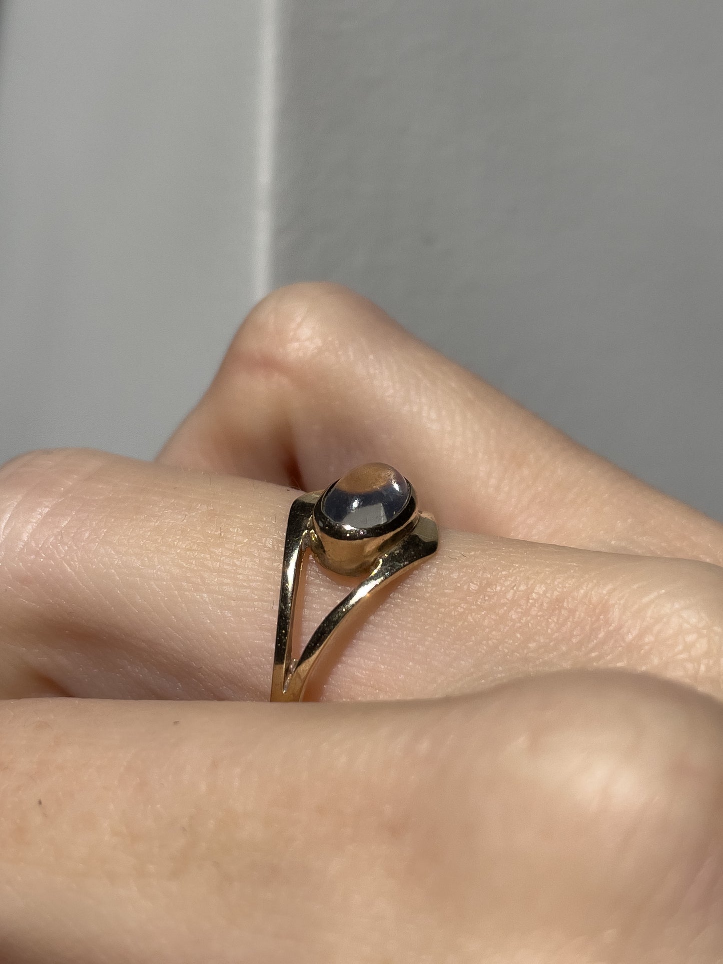 Vintage moonstone ring on 9ct gold