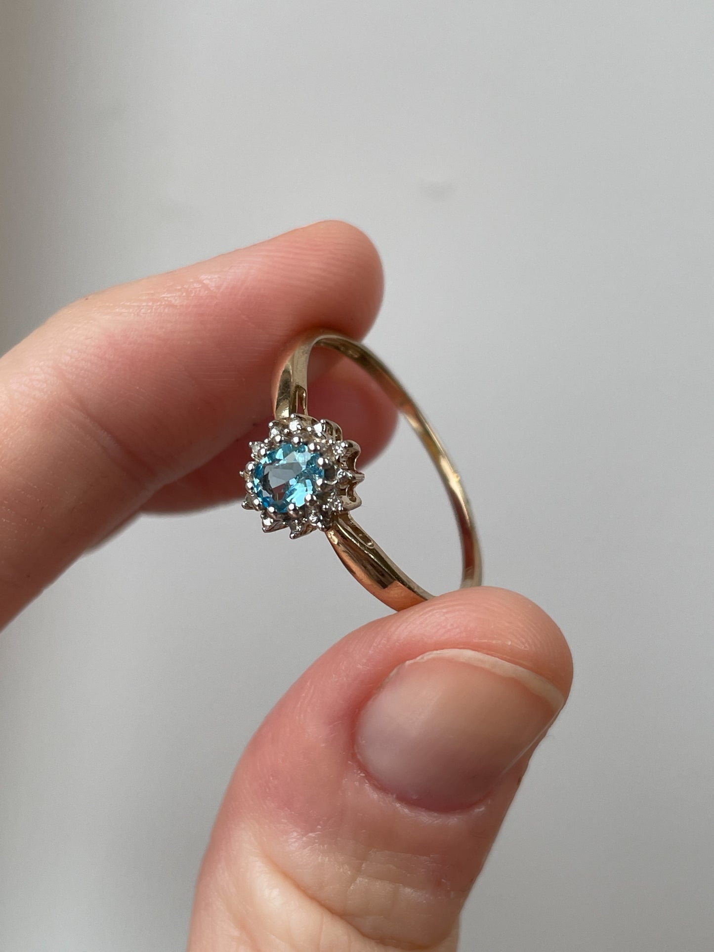 Vintage 9ct gold blue topaz and diamond cluster ring