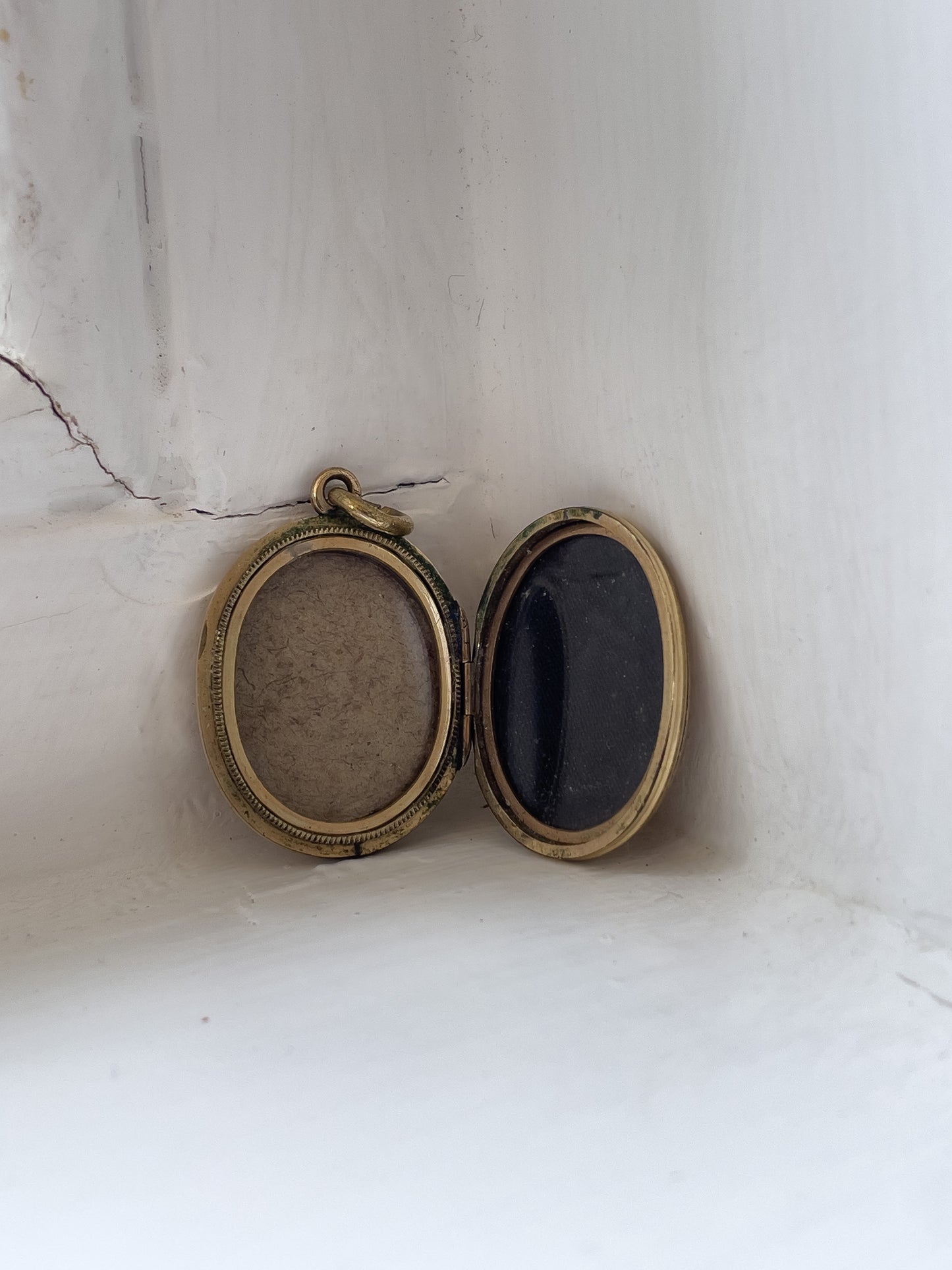 Victorian enamel locket in 9ct gold