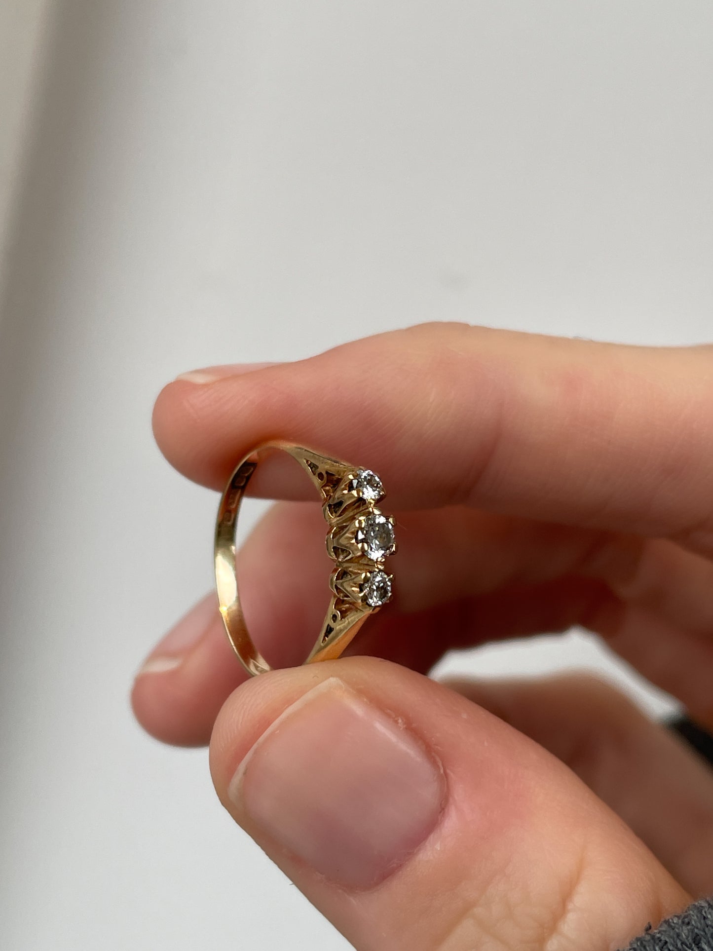 Vintage 9ct gold diamond trilogy ring