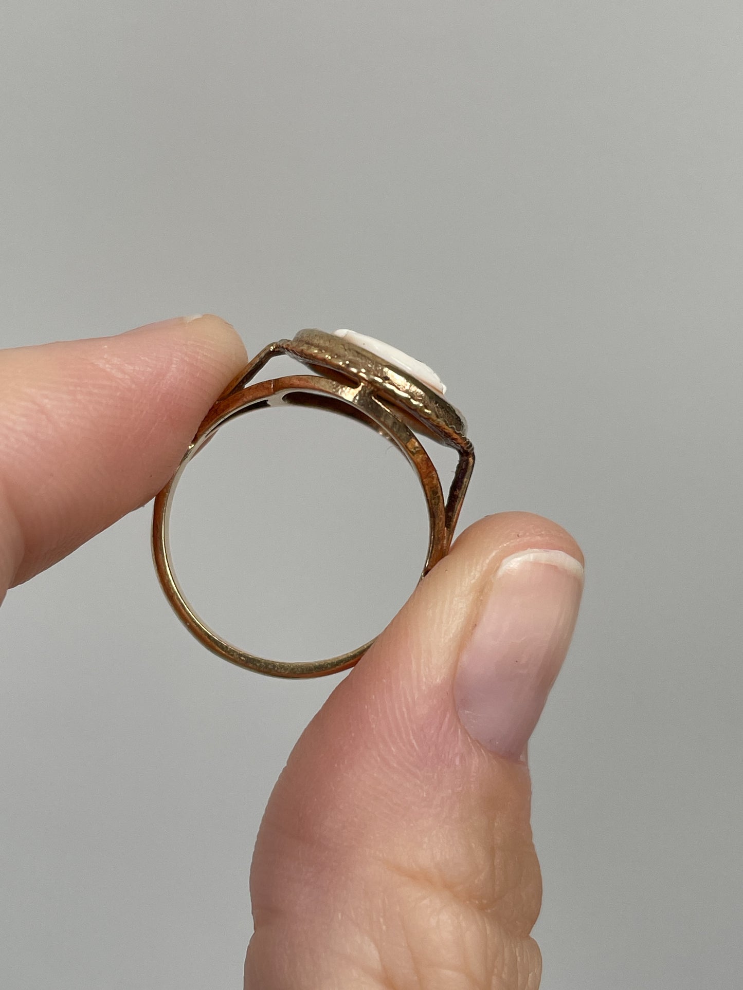 Vintage carved shell cameo ring on 9ct gold
