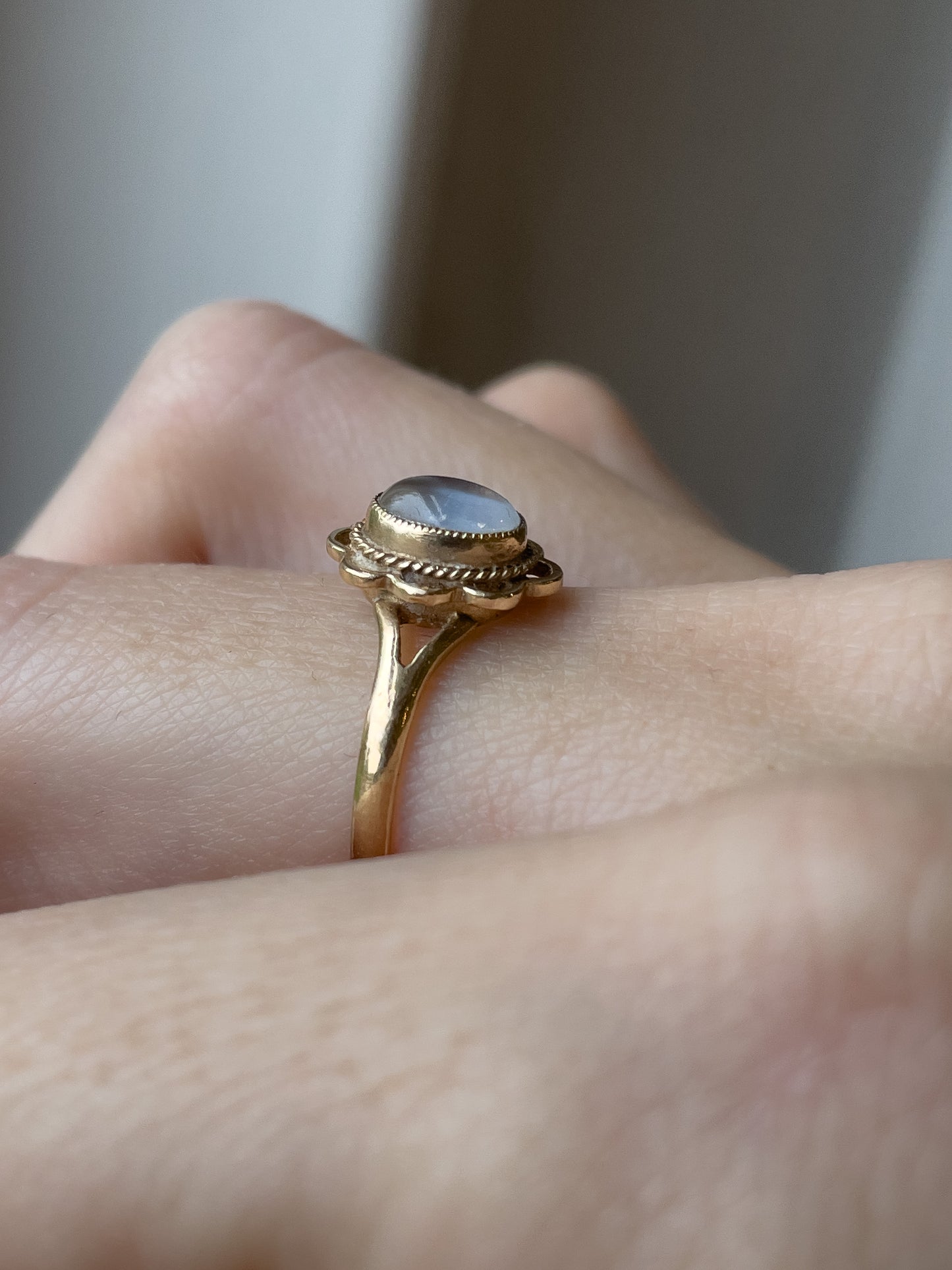 Vintage Moonstone ring on 9ct gold