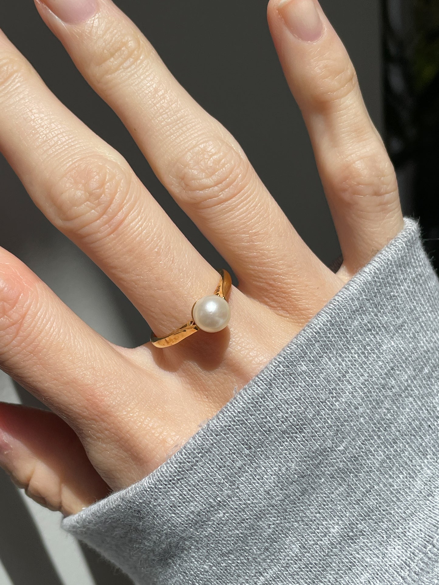 Vintage pearl solitaire ring on 9ct gold