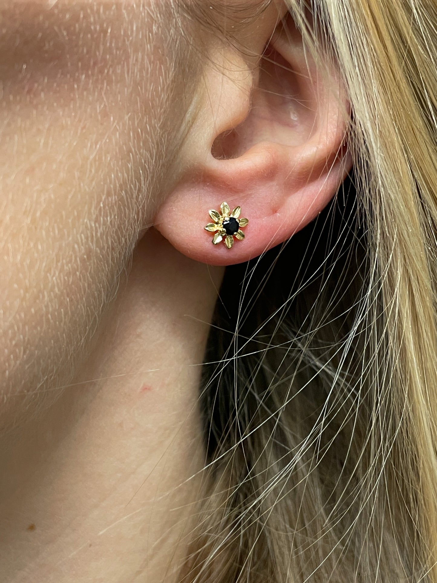 Vintage 9ct gold sapphire flower earrings from 1978