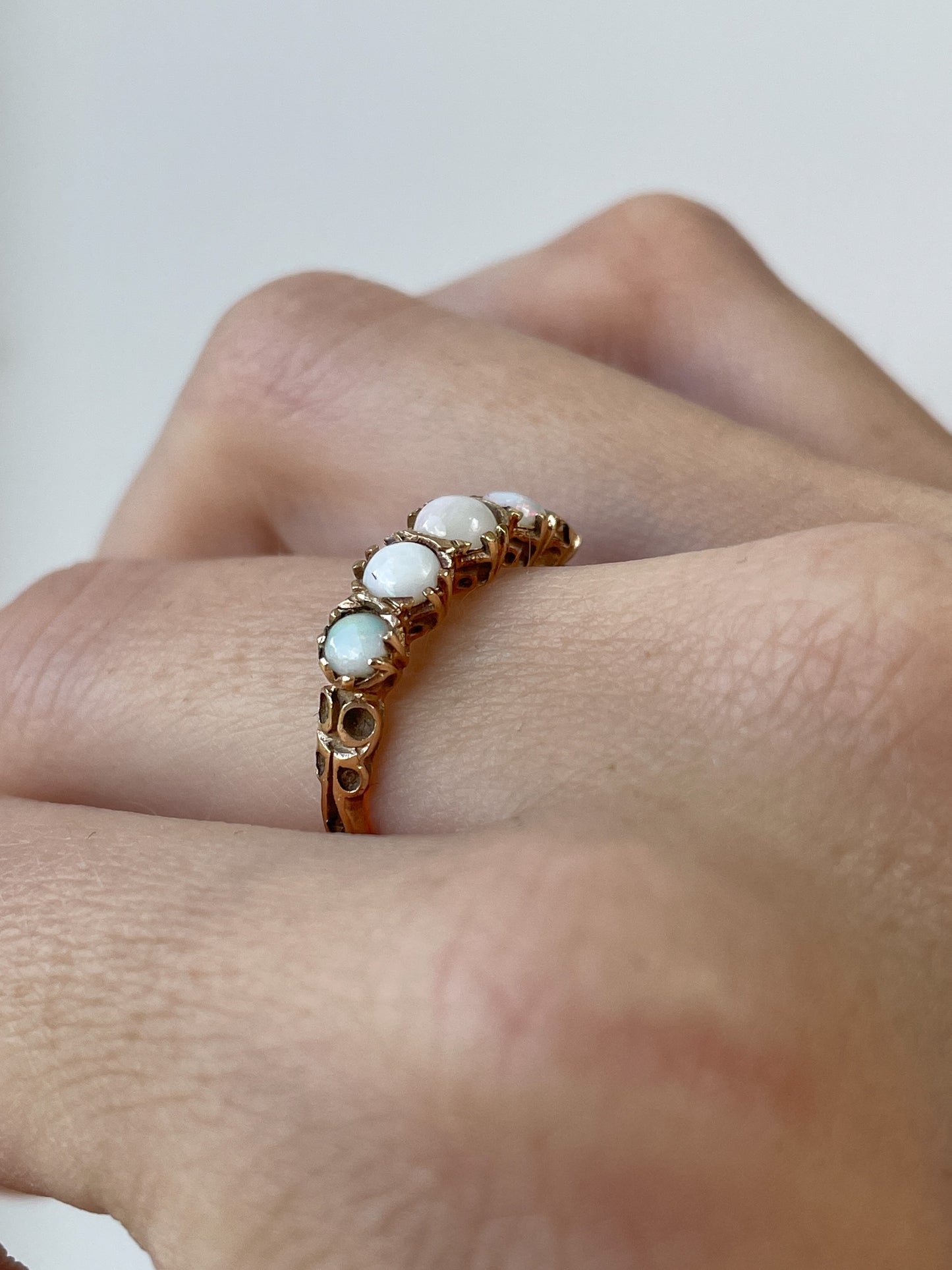 Vintage 5-stone opal ring on 9ct gold