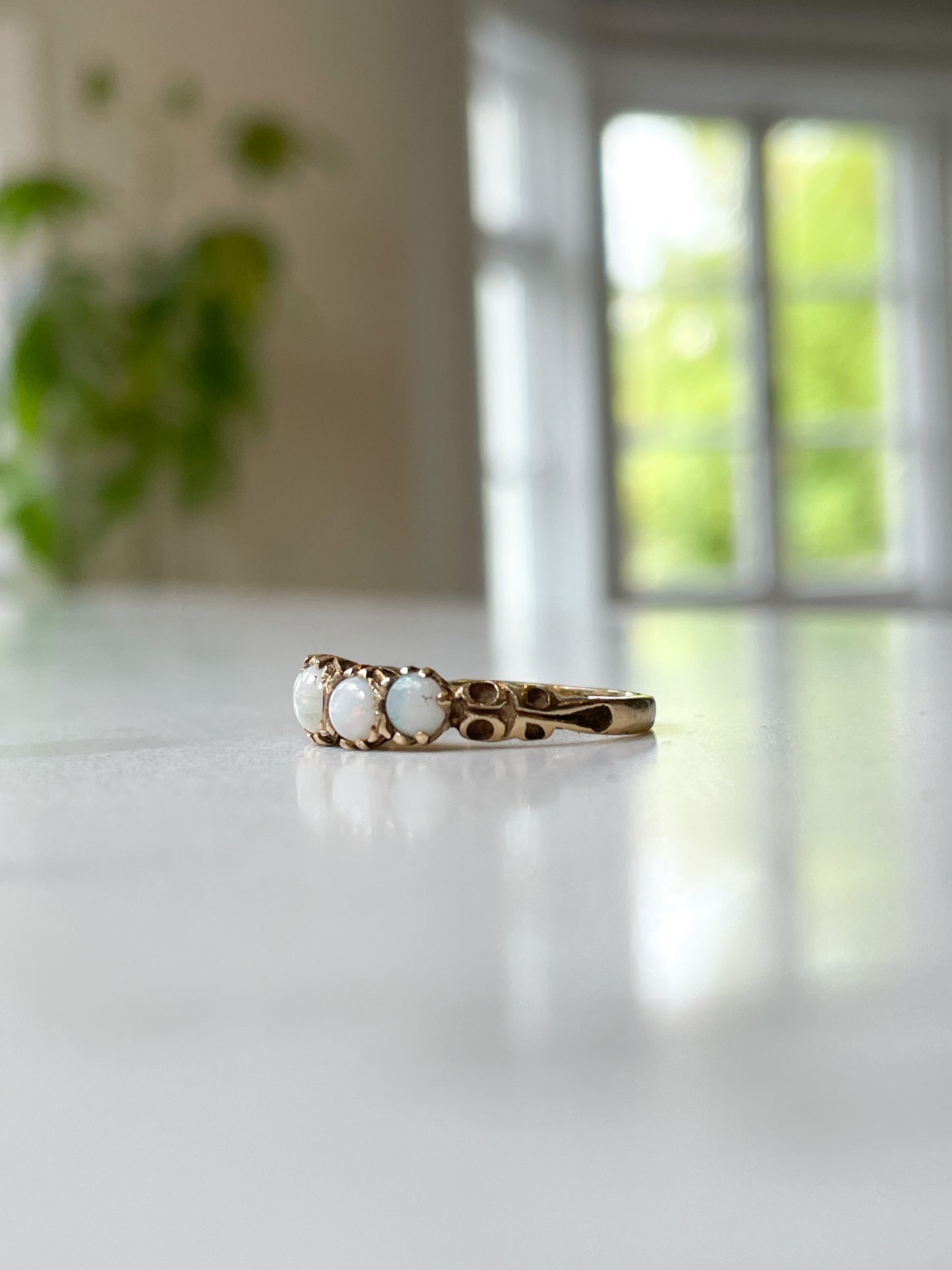 Vintage 5-stone opal ring on 9ct gold