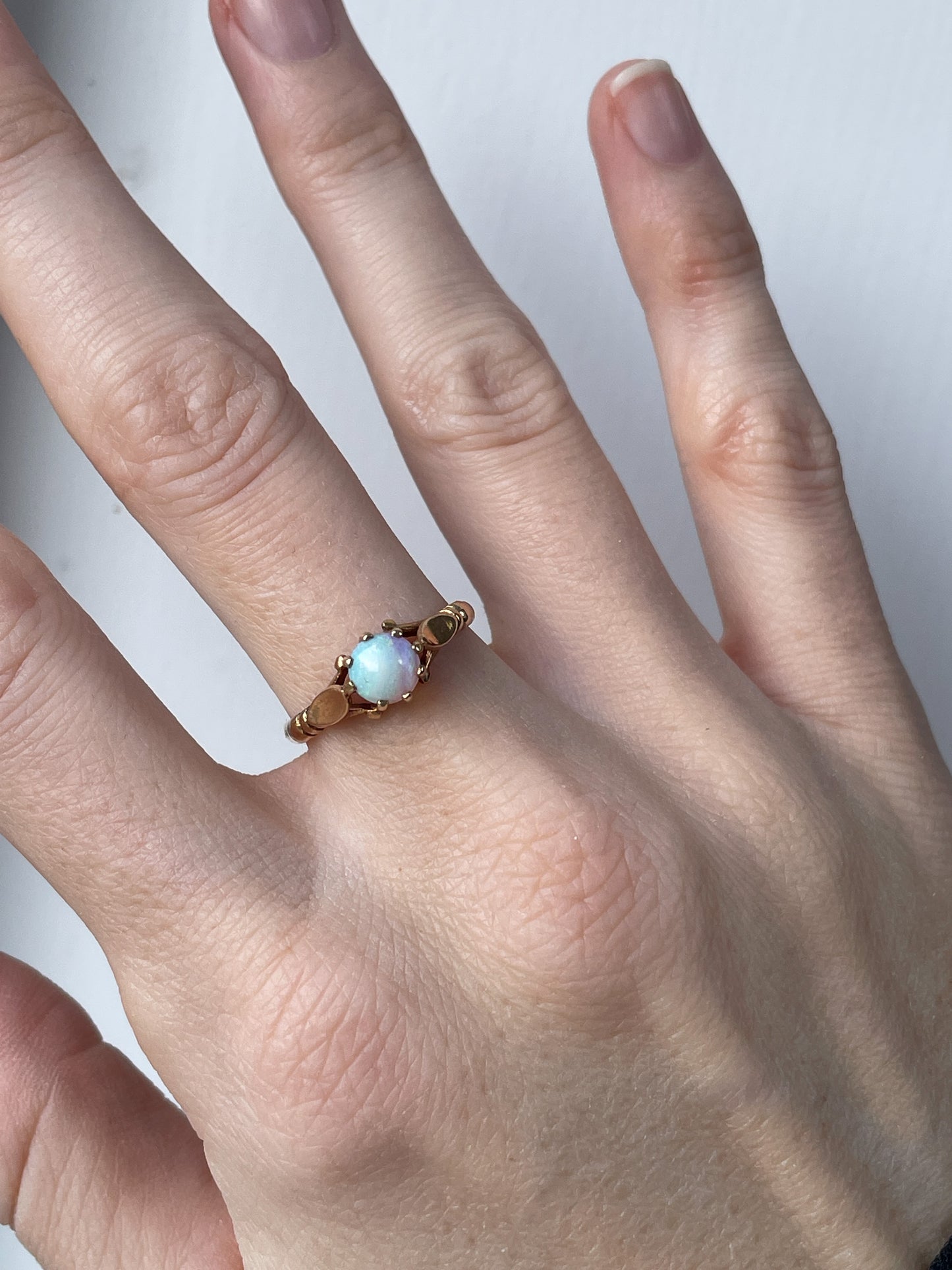 Antique single stone opal ring on 9ct gold