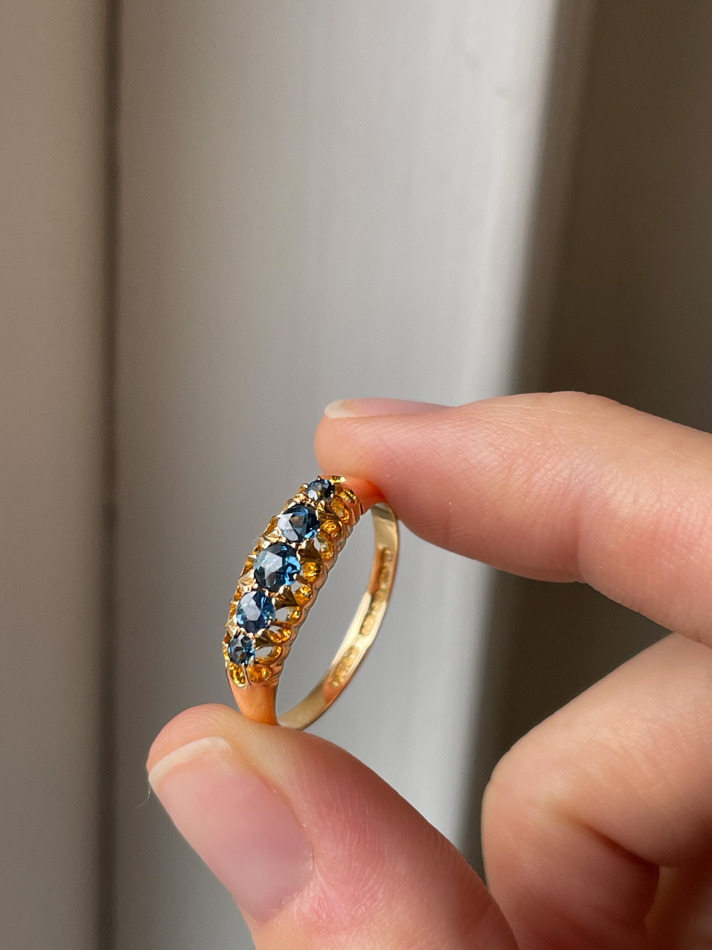 Antique 18ct gold sapphire boat ring from 1913