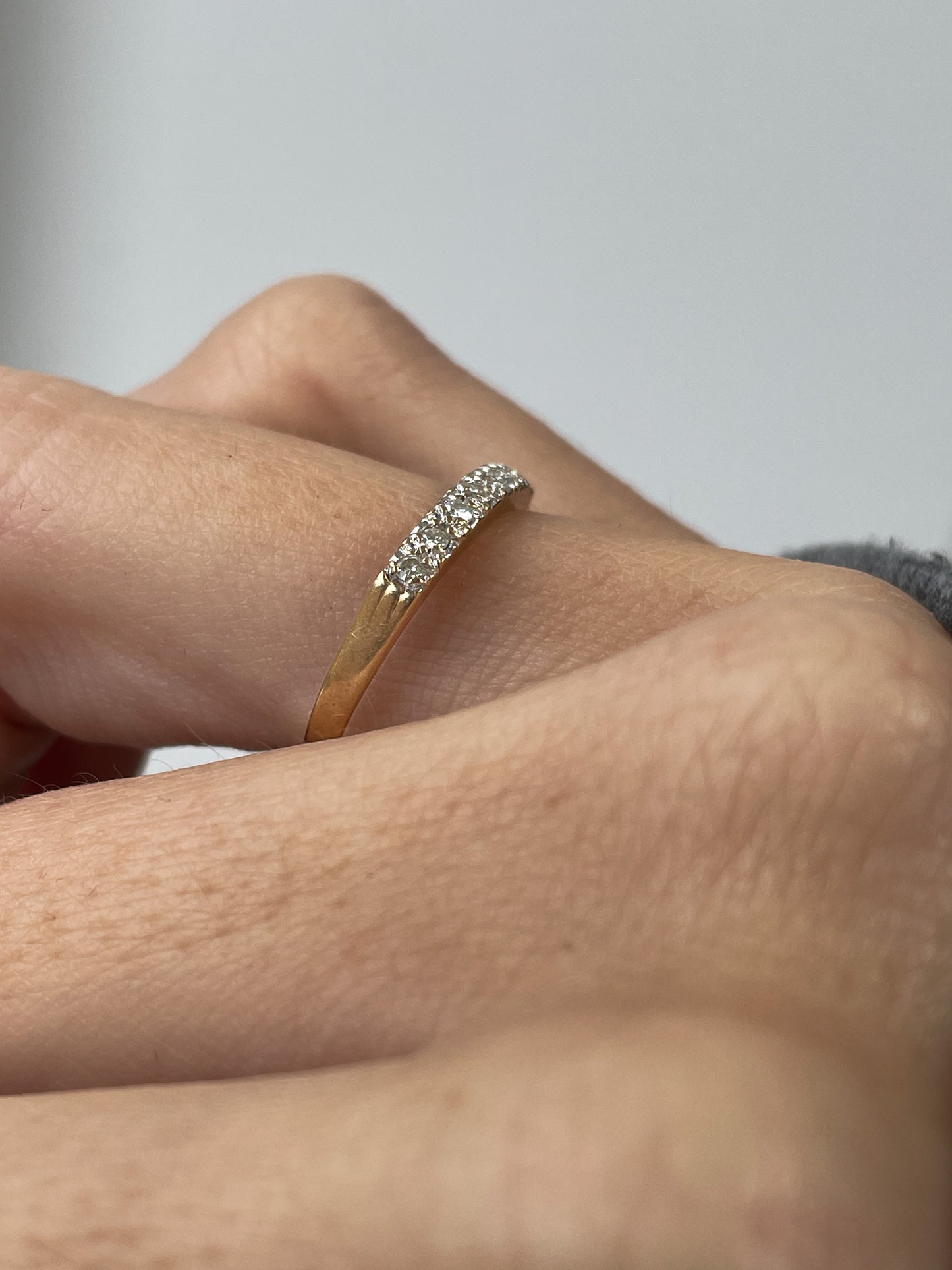 Vintage 9ct gold diamond .20ct half eternity ring