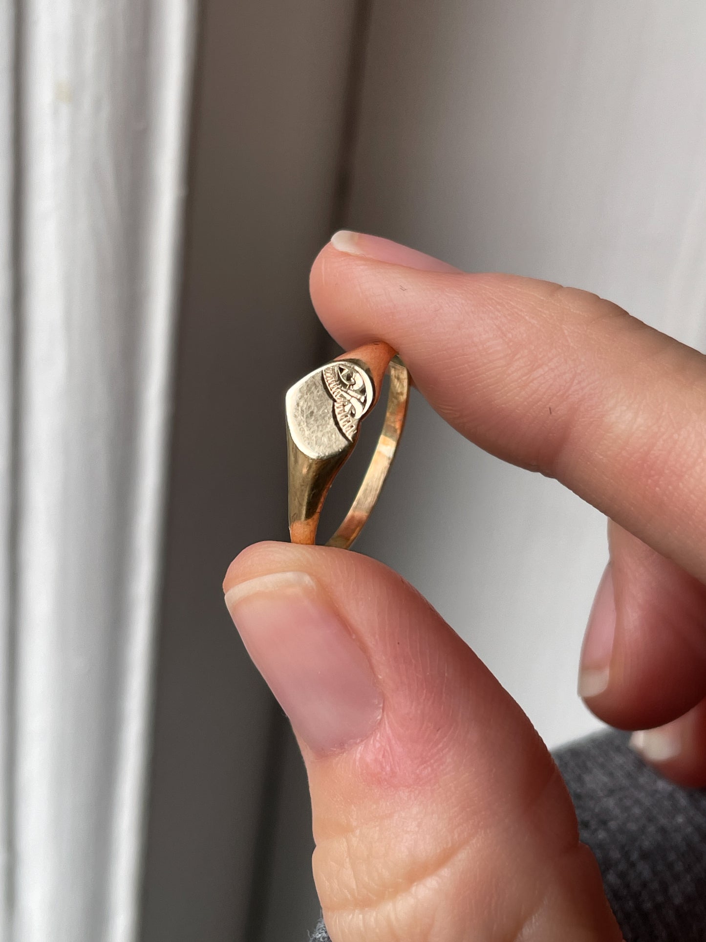 Vintage gold heart signet/pinky ring on 9ct gold