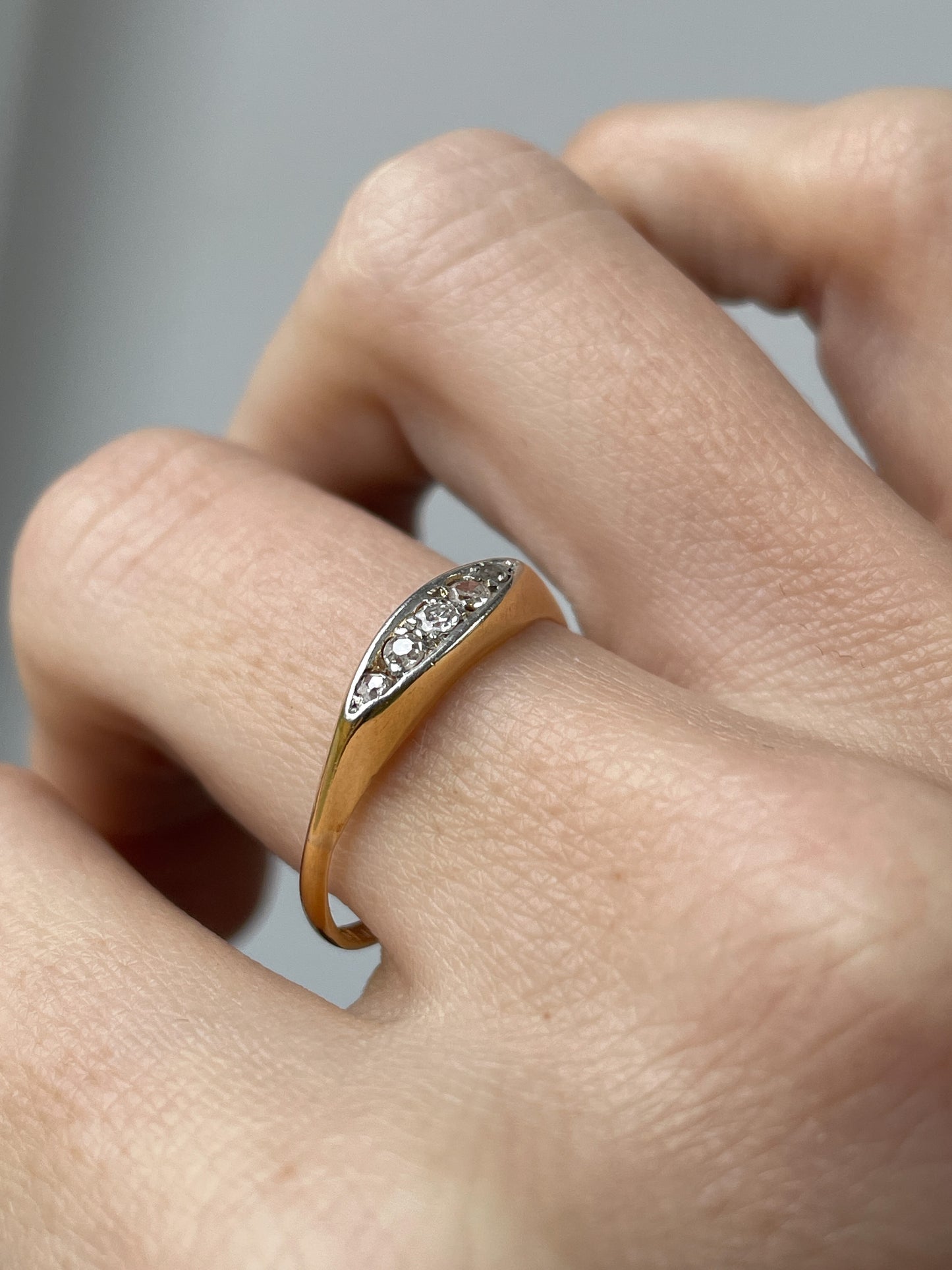 Antique diamond 5-stone ring on 18ct gold and platinum