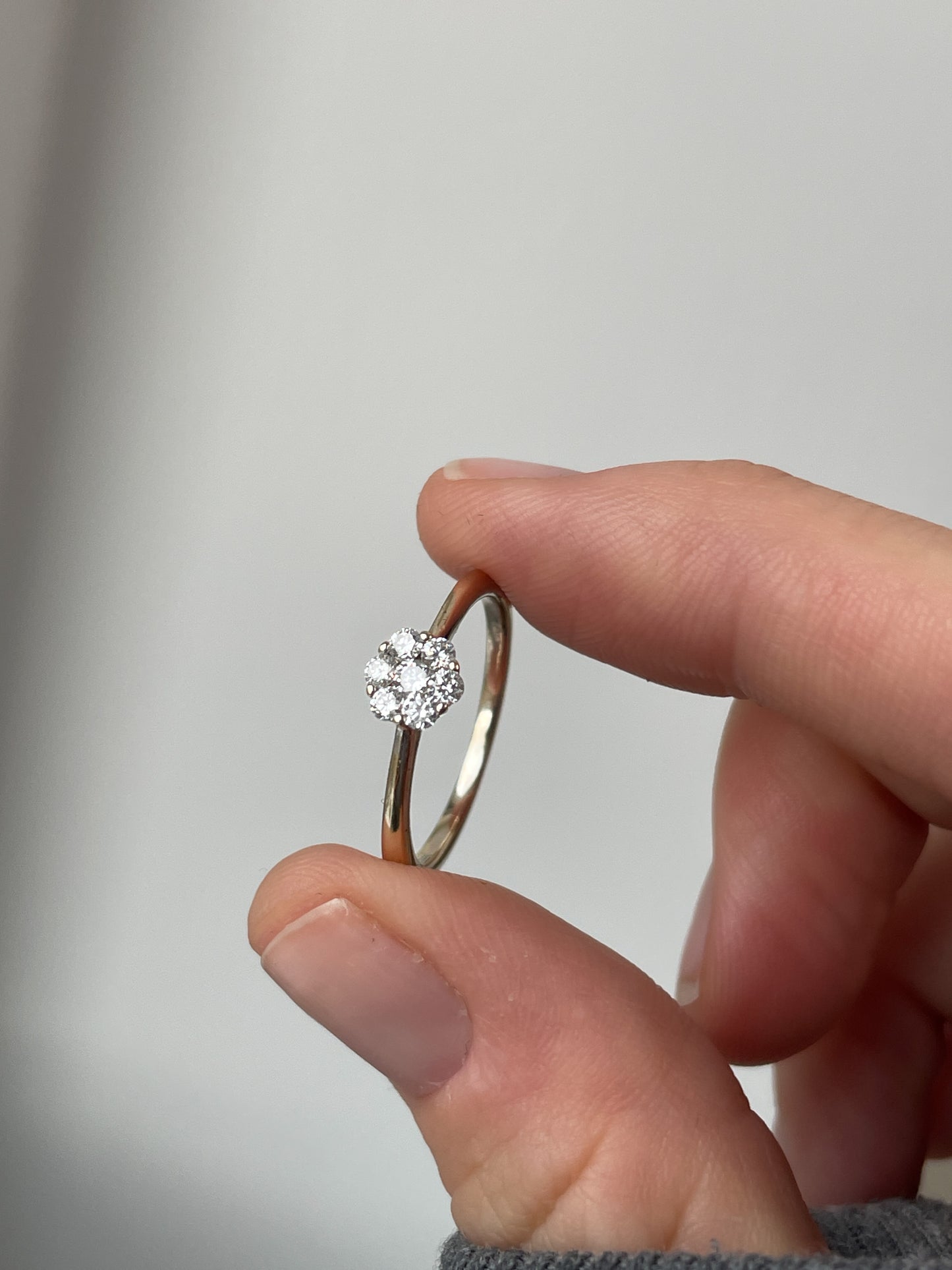 Diamond daisy cluster ring on 18ct white gold