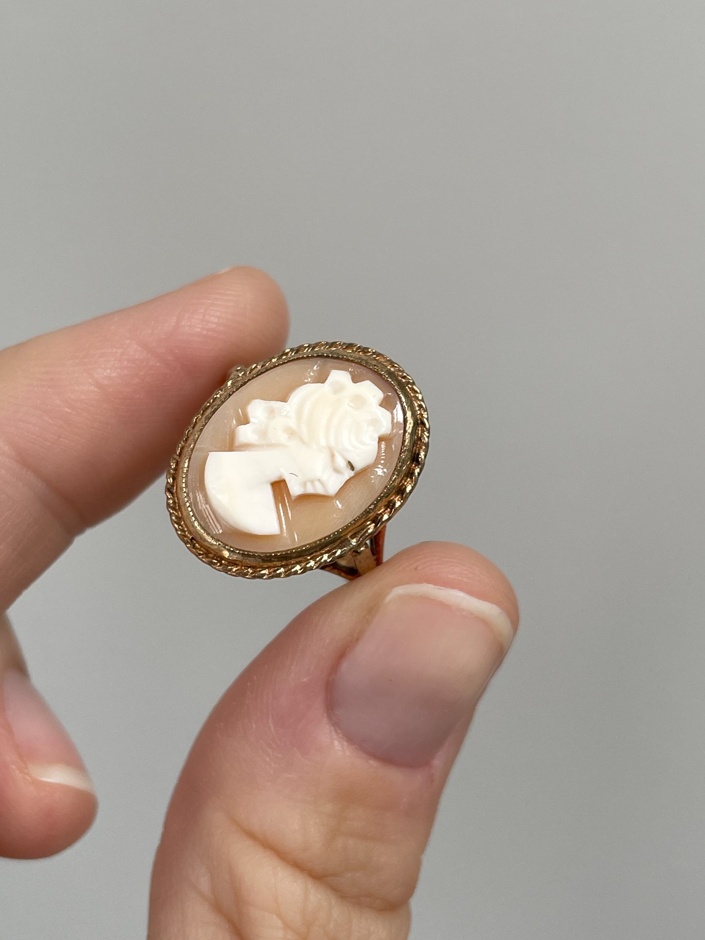 Vintage carved shell cameo ring on 9ct gold