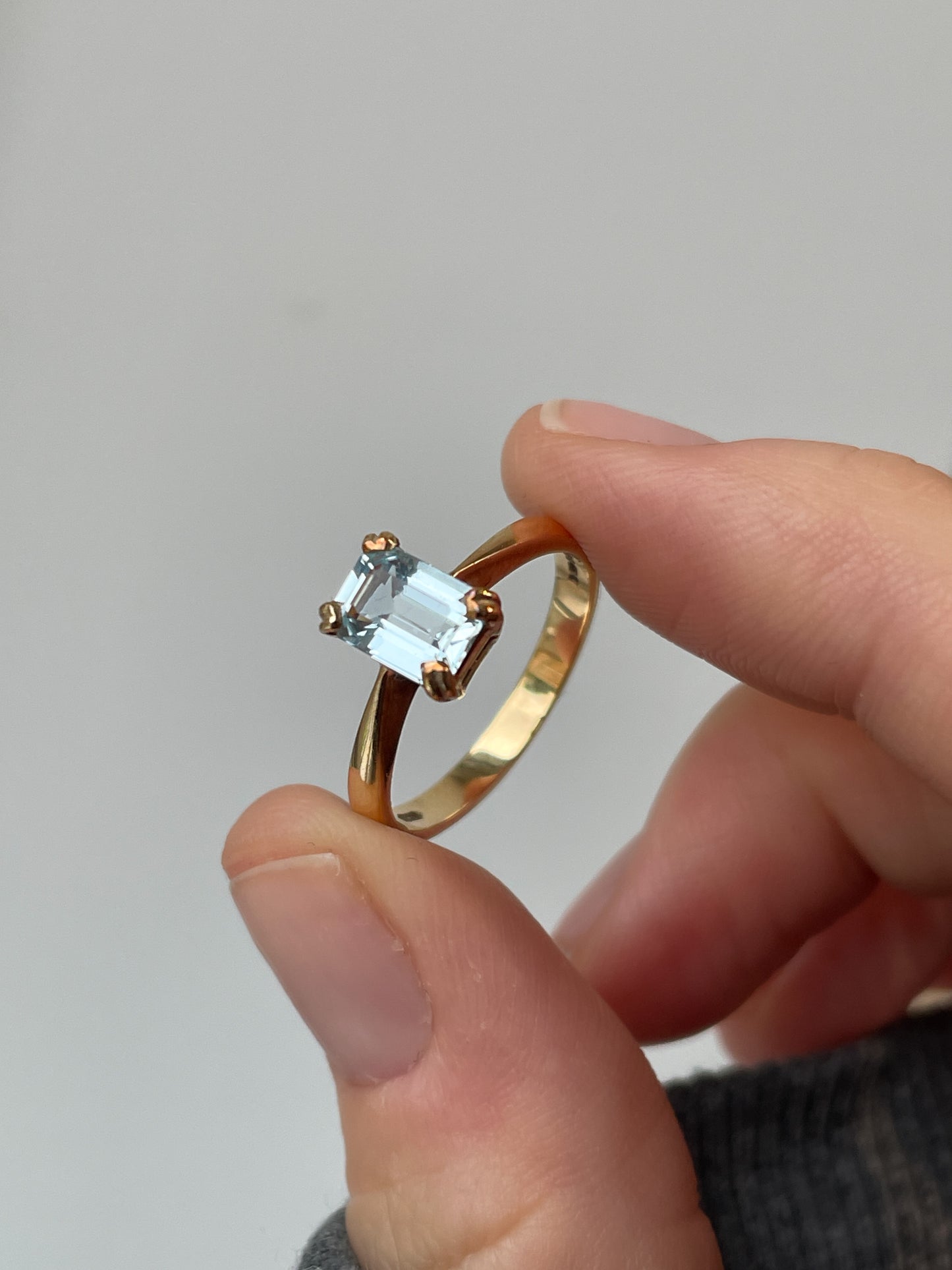 Vintage aquamarine solitaire ring on 9ct gold