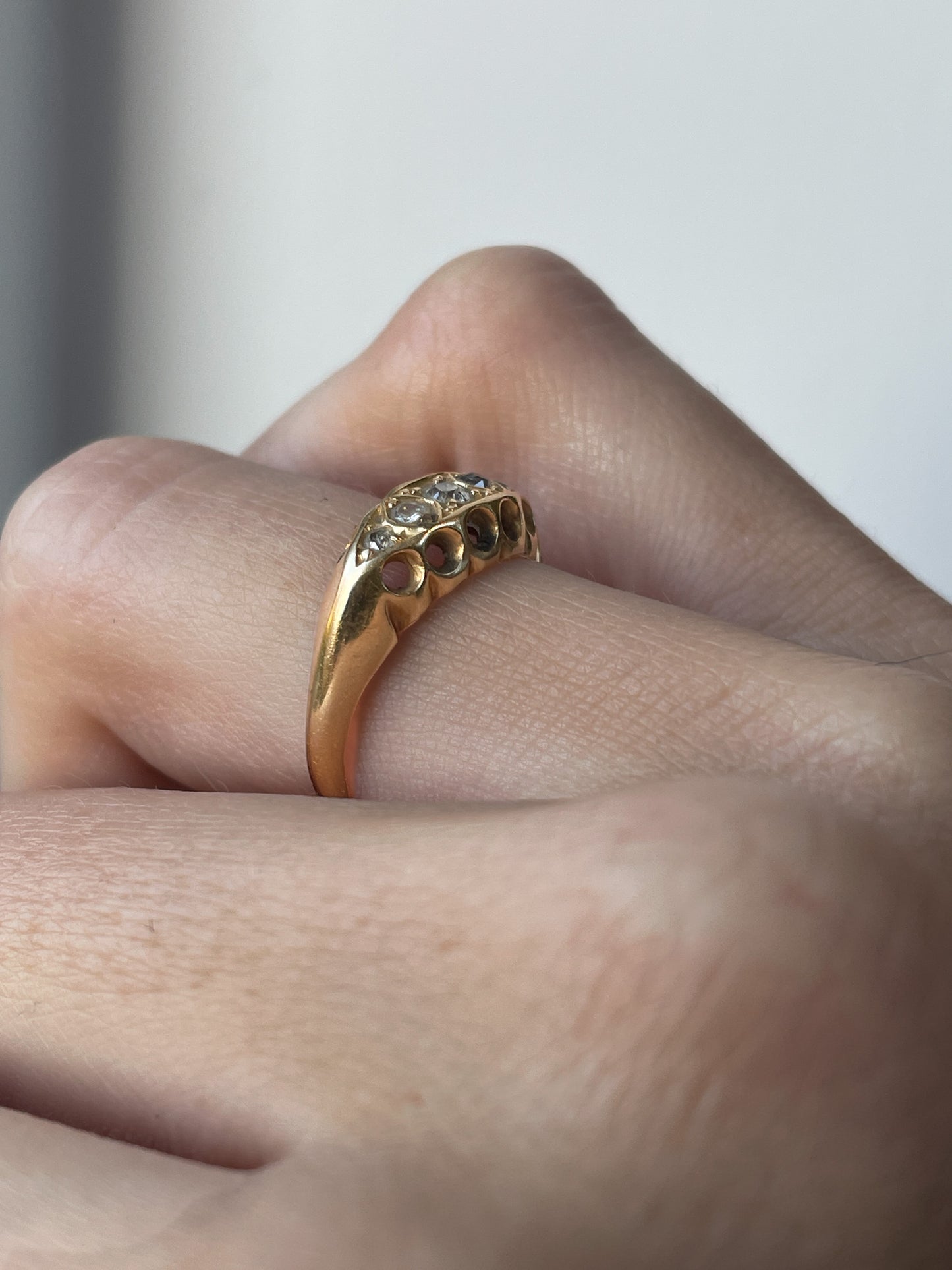 Antique diamond 5-stone ring on 18ct gold