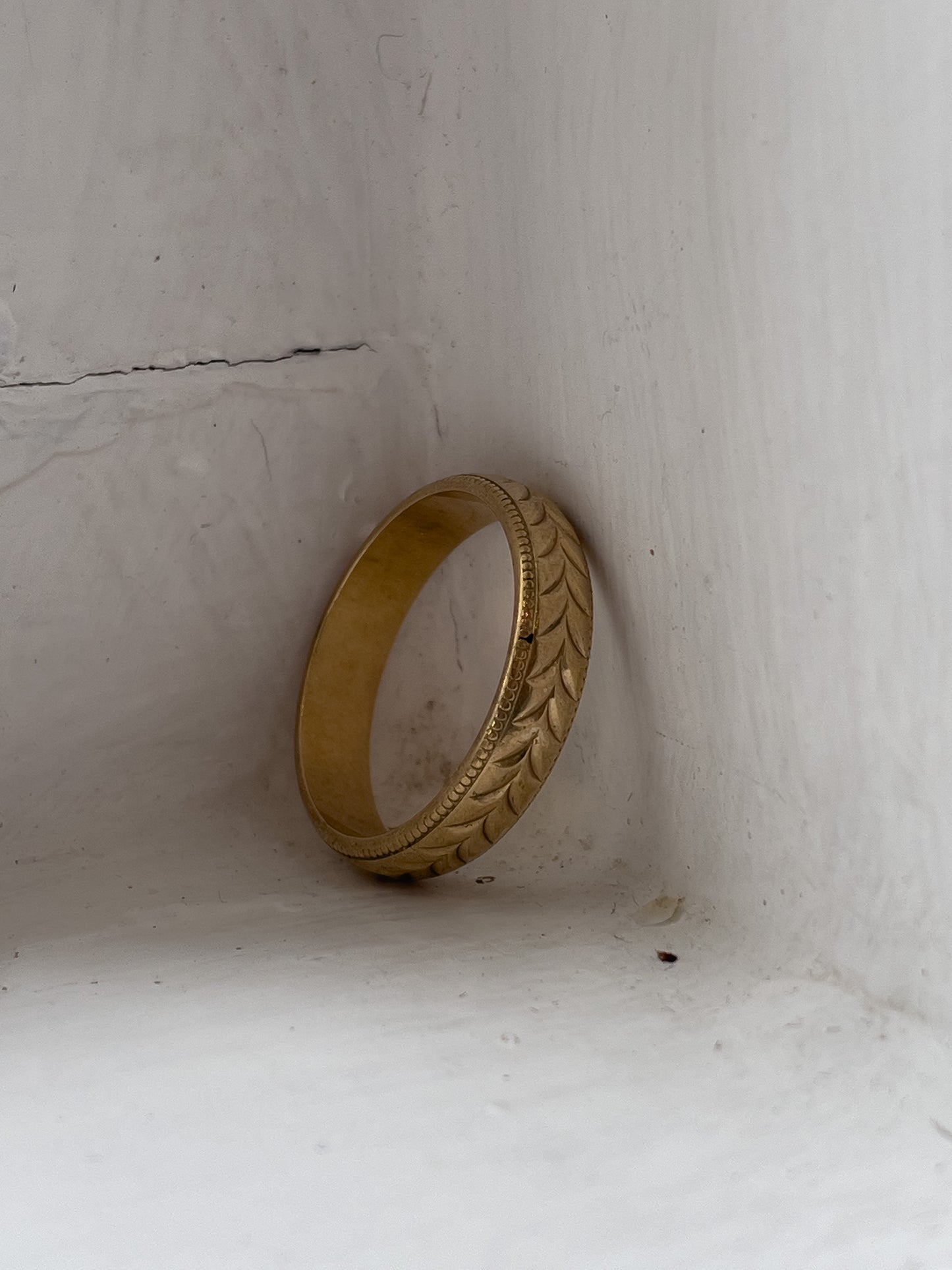 Vintage patterned gold band ring in 9ct gold
