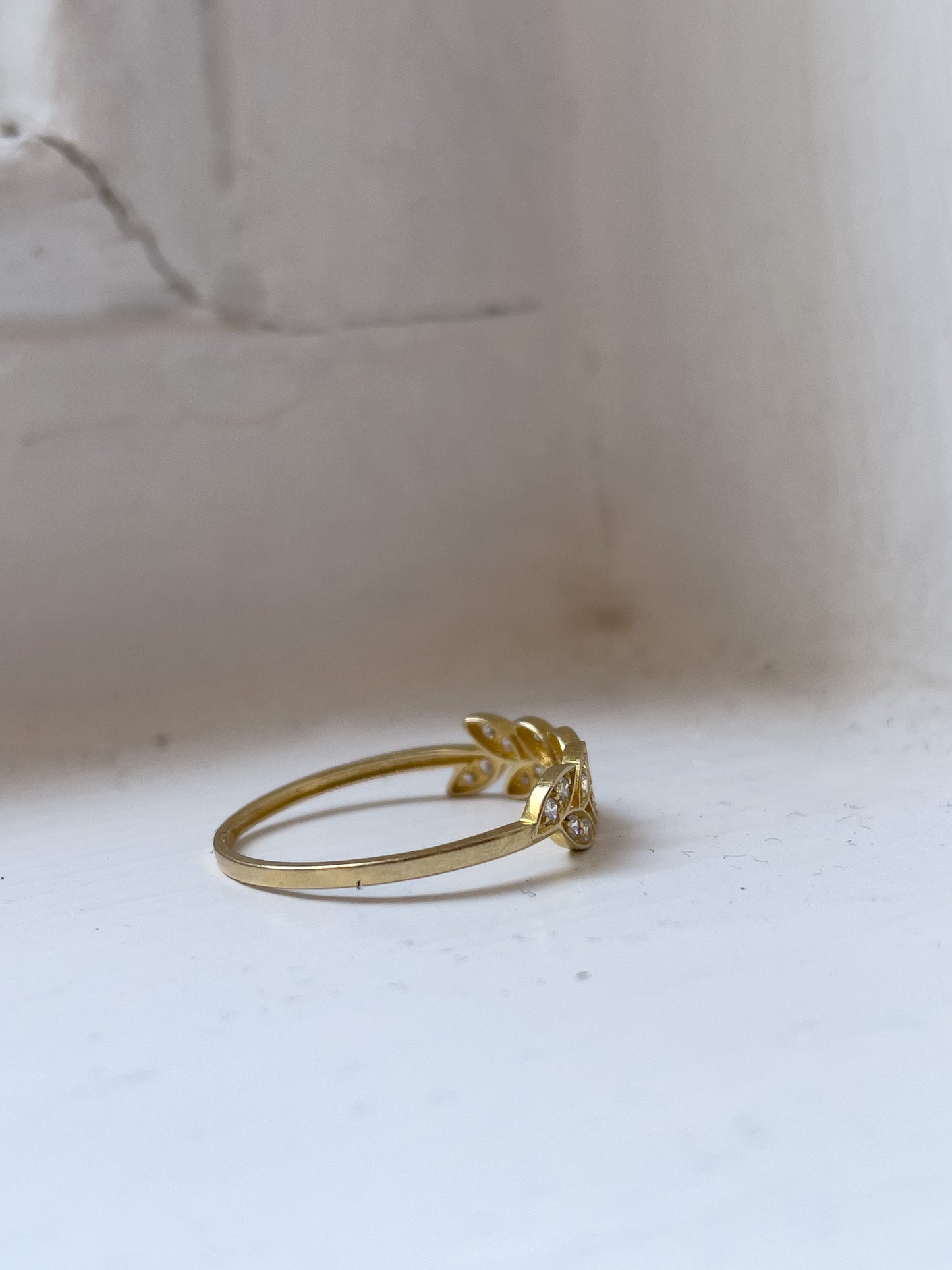 Contemporary leaf band ring in 18ct gold