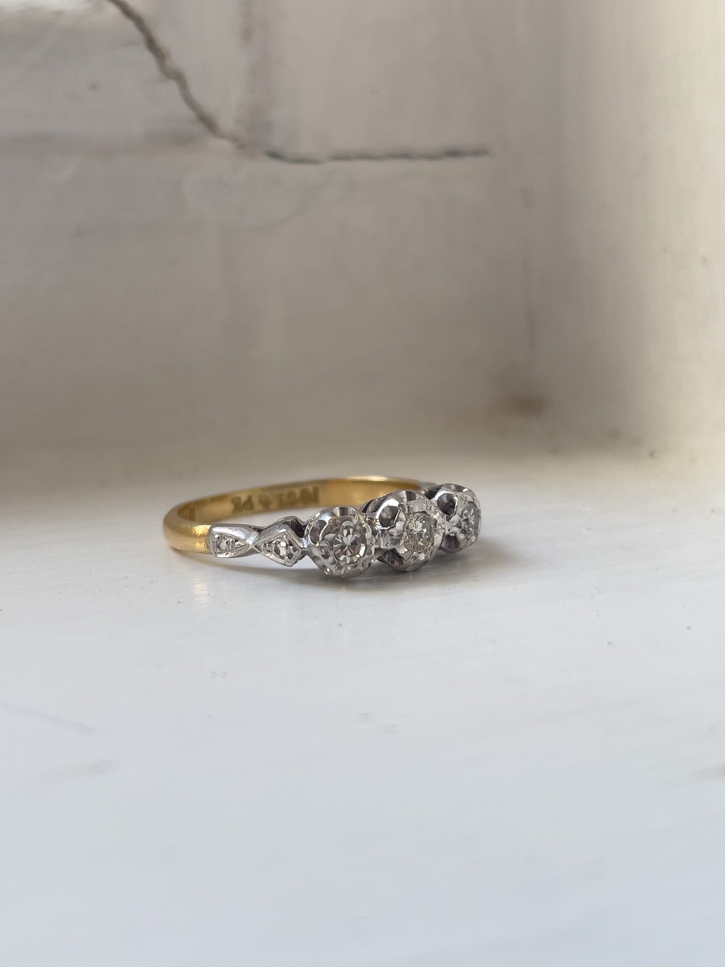 Vintage diamond trilogy ring on 18ct gold and platinum