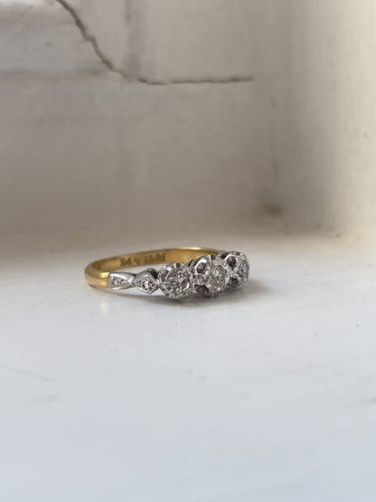 Vintage diamond trilogy ring on 18ct gold and platinum