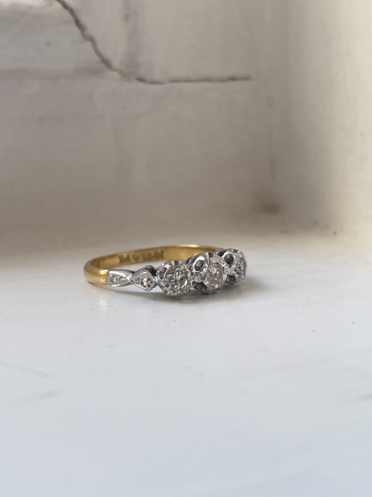 Vintage diamond trilogy ring on 18ct gold and platinum