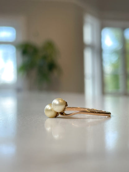 Vintage pearl toi-et-moi ring