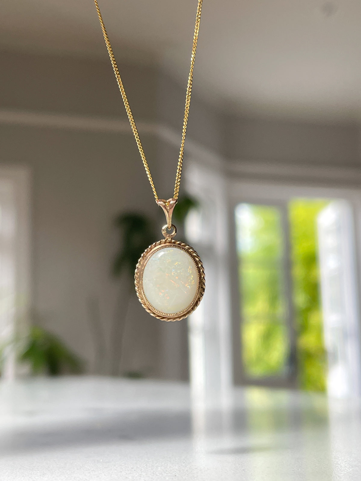 Vintage opal pendant and 9ct gold chain