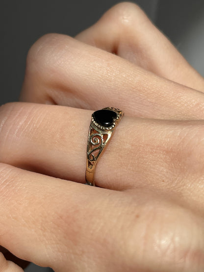 Vintage onyx heart ring on 9ct gold