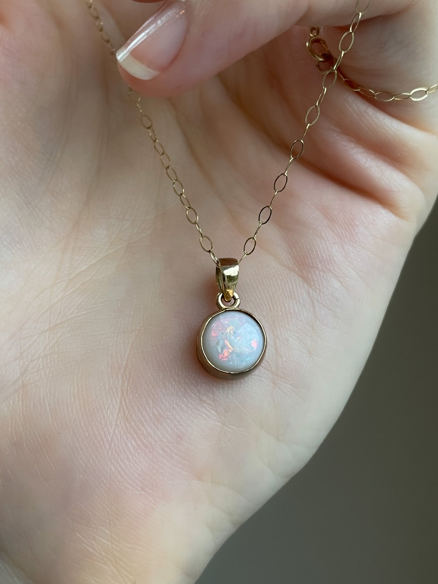 Vintage opal pendant with 9ct gold fine chain