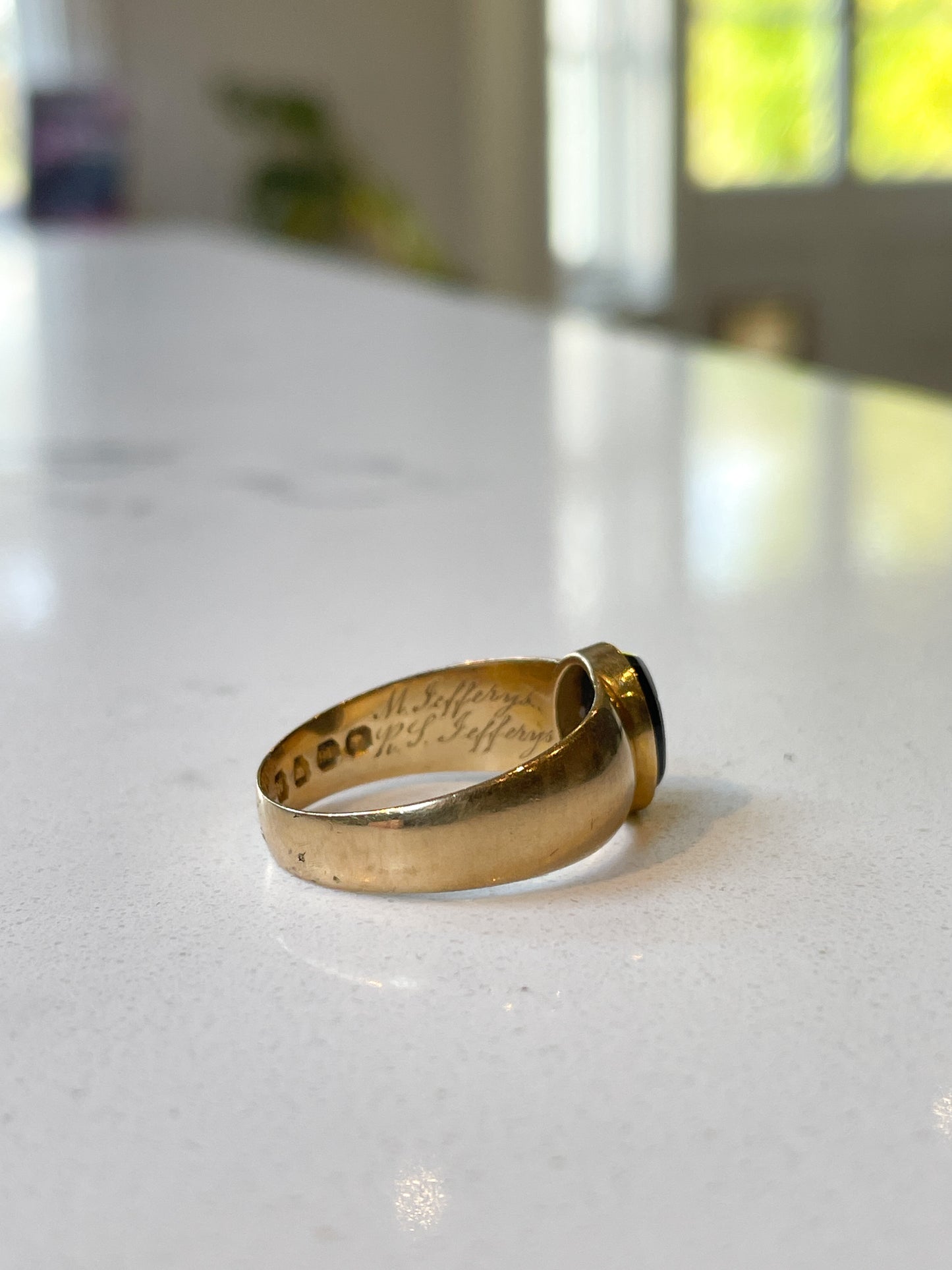 Victorian memorial ring with diamond and sardonyx on 18ct gold