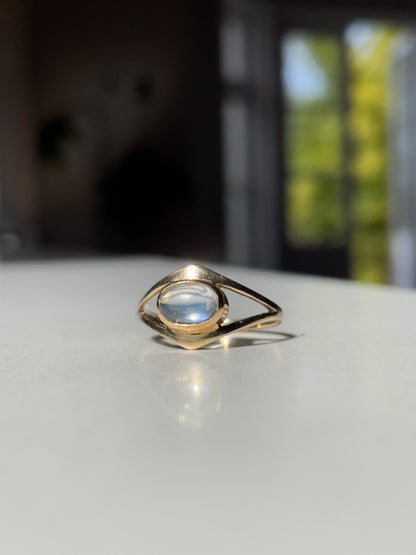 Vintage moonstone ring on 9ct gold