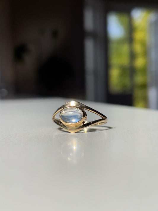 Vintage moonstone ring on 9ct gold