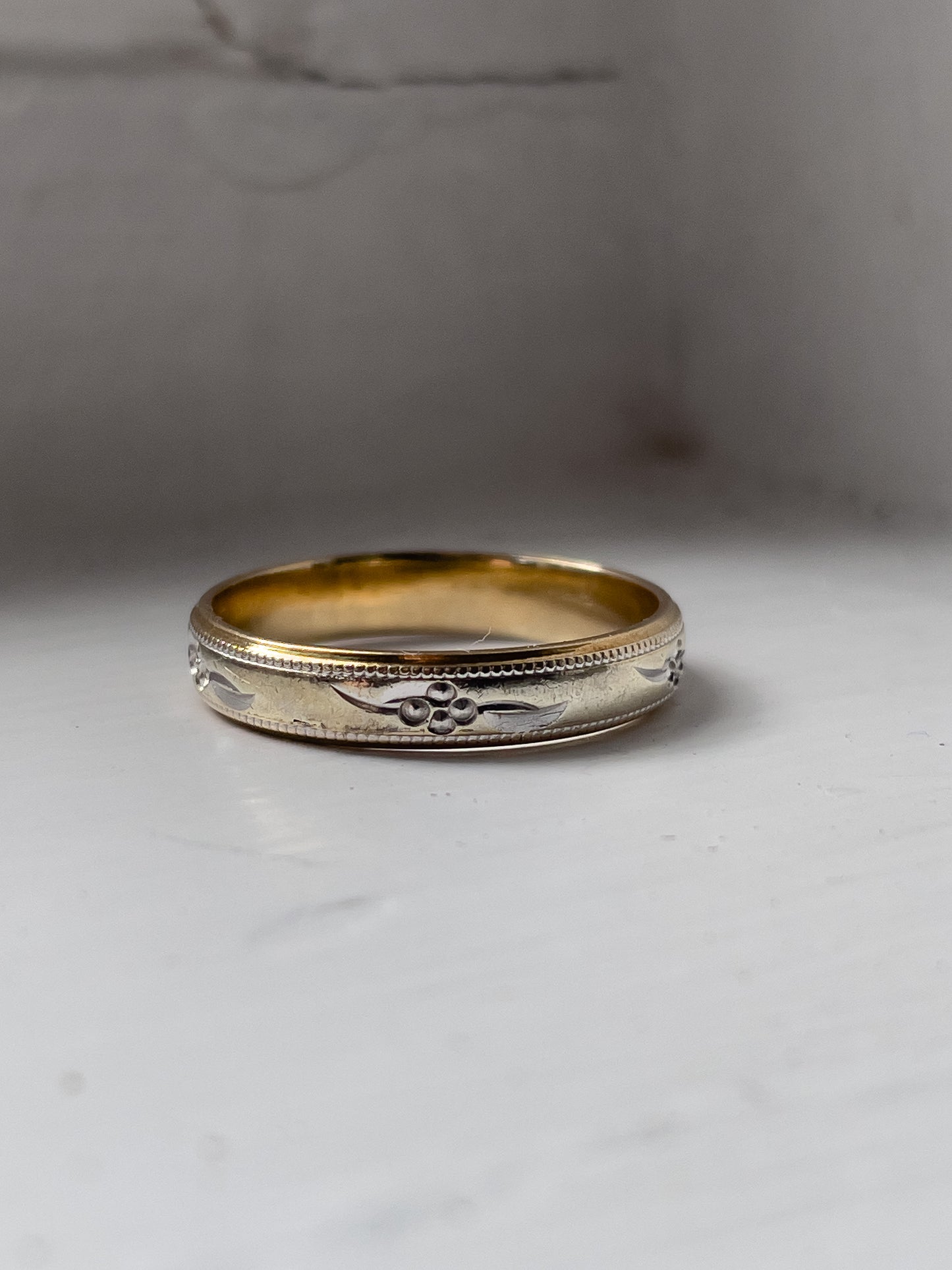 Vintage 9ct yellow and white gold patterned band