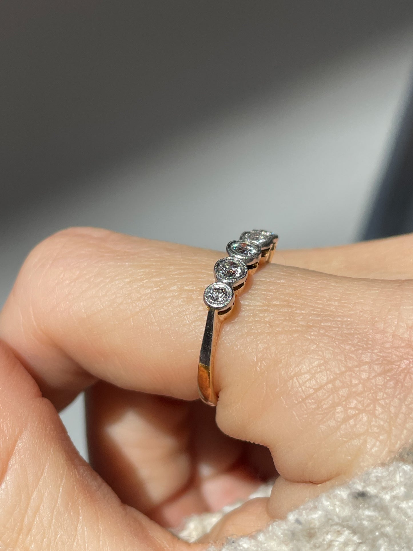 Antique diamond 5-stone ring on 18ct gold and platinum