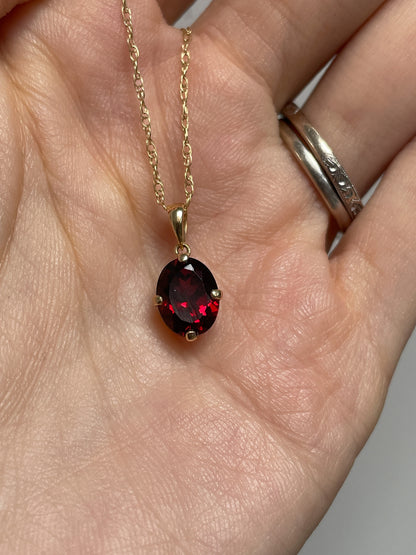 Contemporary garnet necklace pendant on 9ct gold with chain