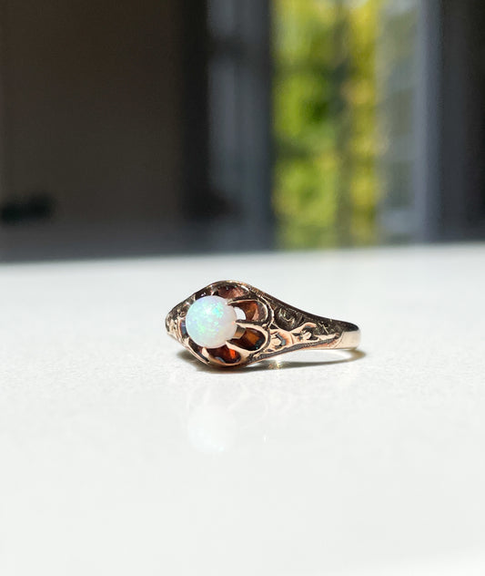 A vintage belcher set opal ring