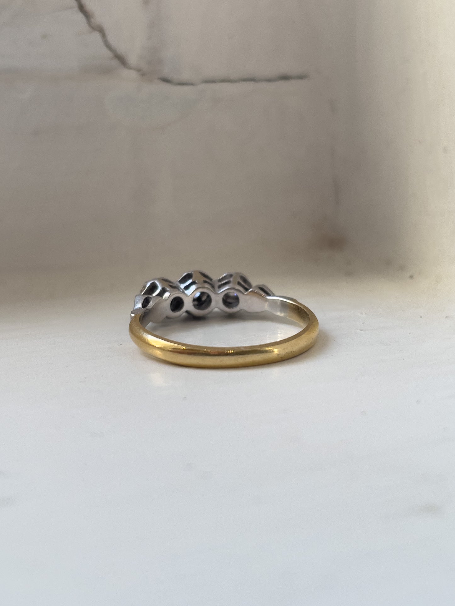Vintage diamond trilogy ring on 18ct gold and platinum