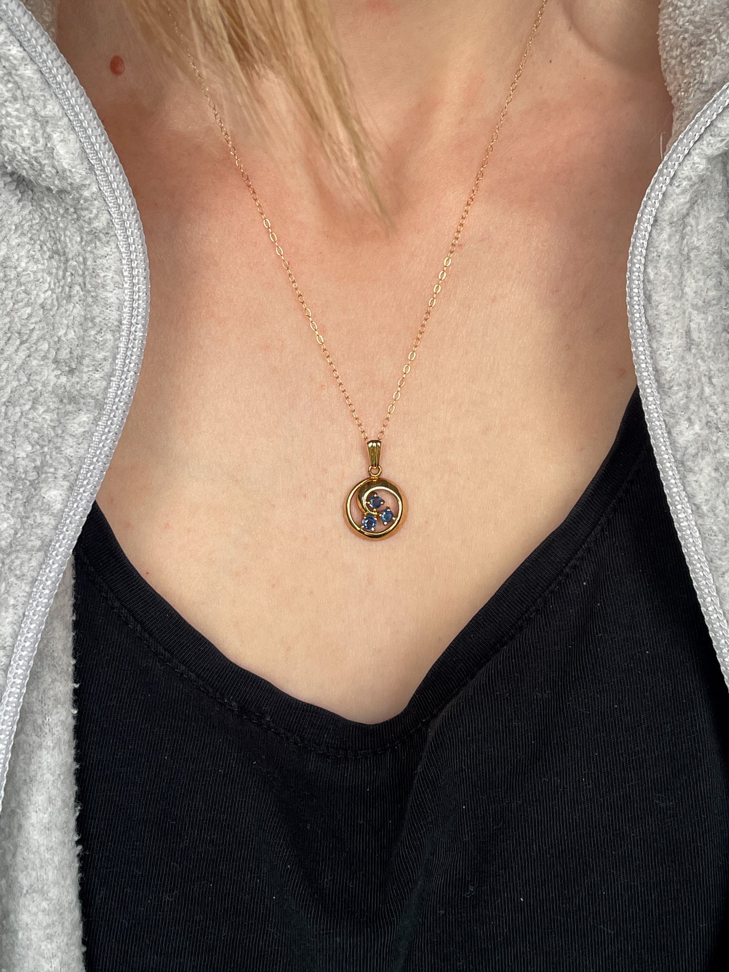 Vintage swirly sapphire necklace pendant on 9ct gold