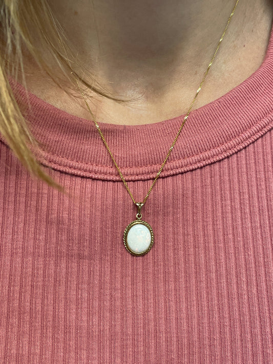 Vintage opal pendant and 9ct gold chain
