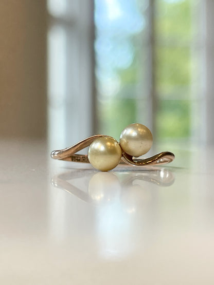 Vintage pearl toi-et-moi ring