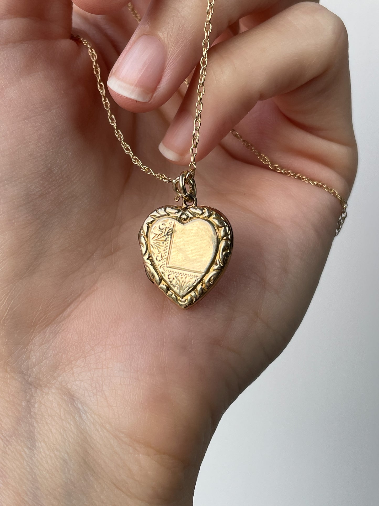 Vintage heart locket with 9ct gold chain