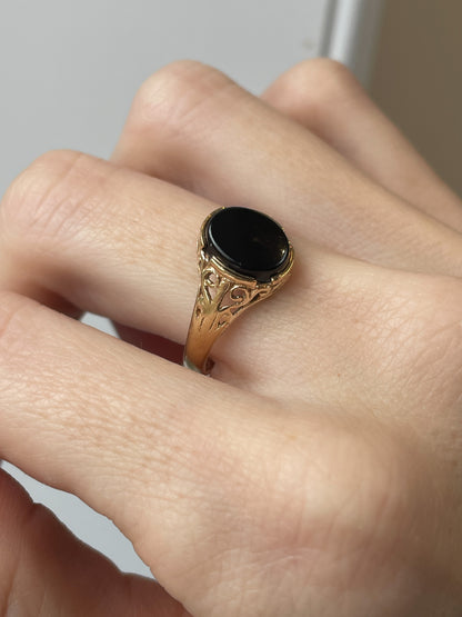 Vintage onyx signet ring on 9ct gold