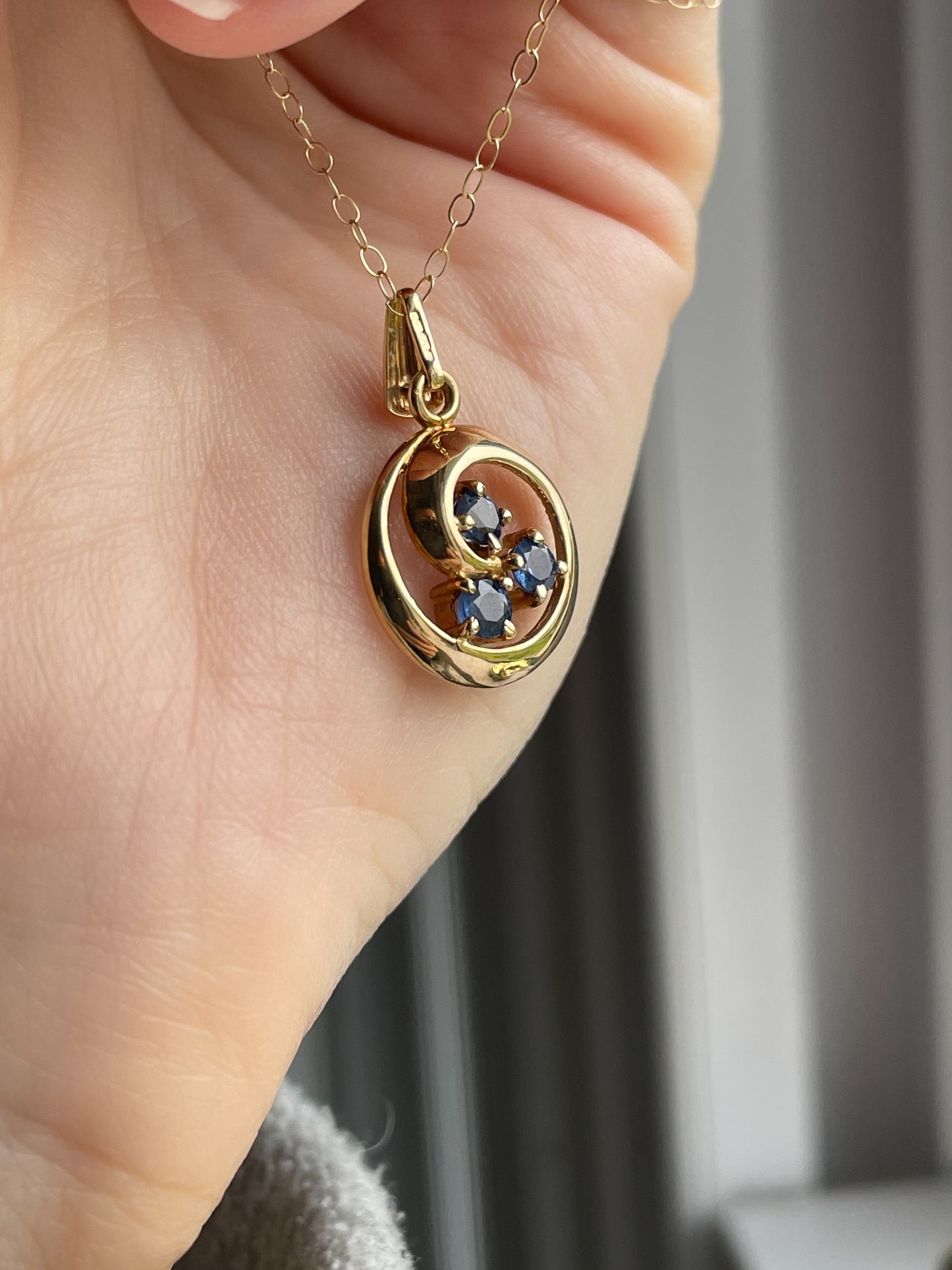 Vintage swirly sapphire necklace pendant on 9ct gold