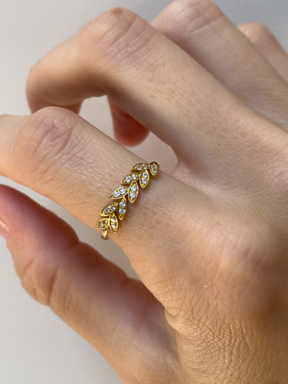 Contemporary leaf band ring in 18ct gold