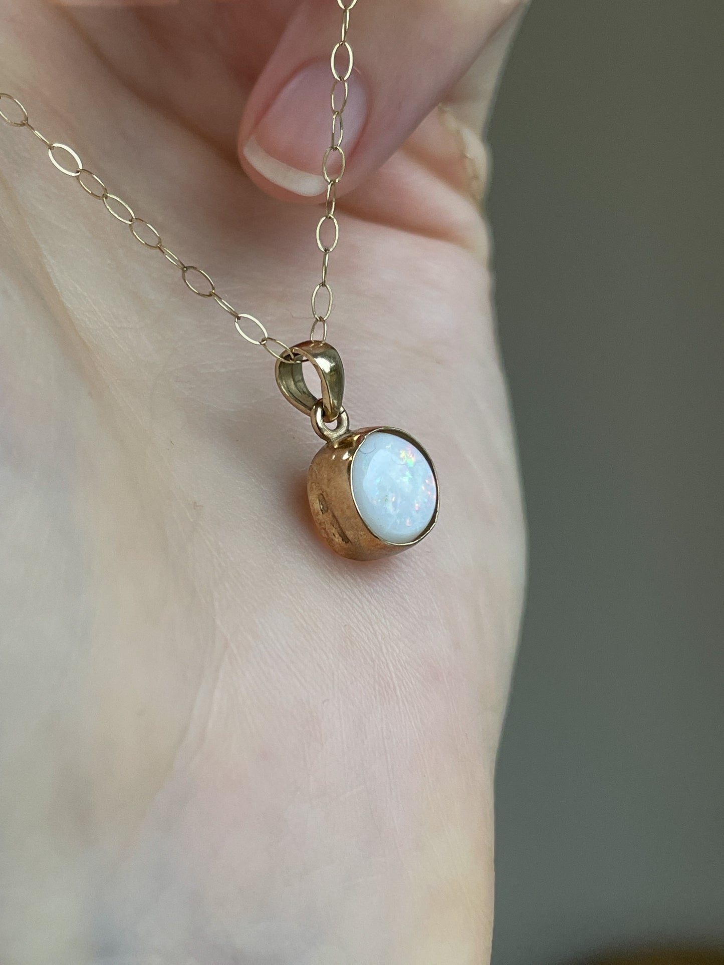 Vintage opal pendant with 9ct gold fine chain