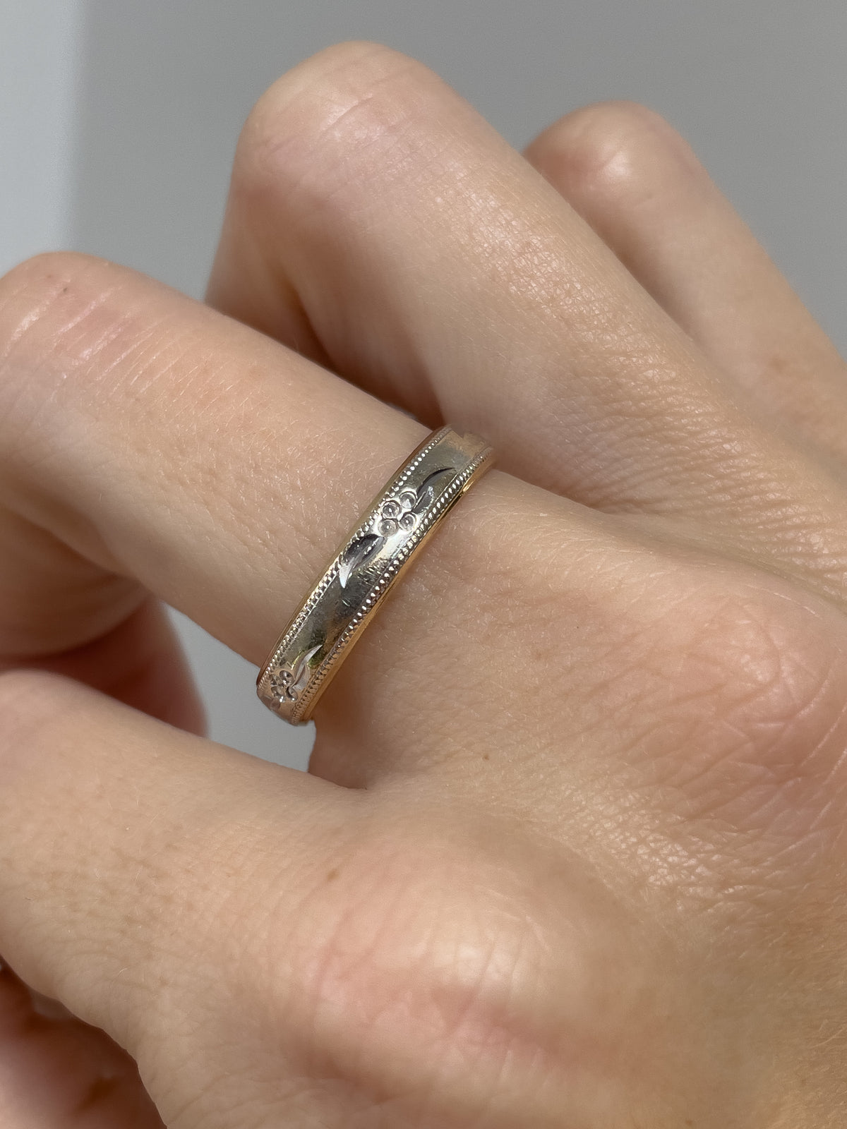 Vintage 9ct yellow and white gold patterned band