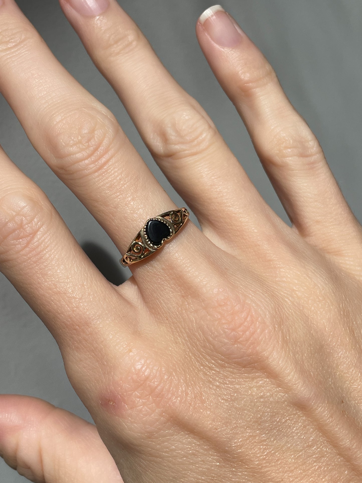 Vintage onyx heart ring on 9ct gold