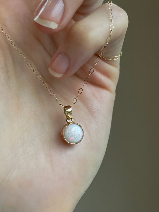 Vintage opal pendant with 9ct gold fine chain