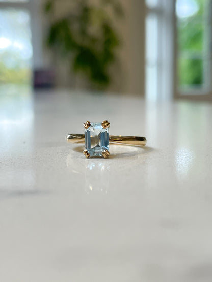 Vintage aquamarine solitaire ring on 9ct gold