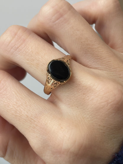 Vintage onyx signet ring on 9ct gold