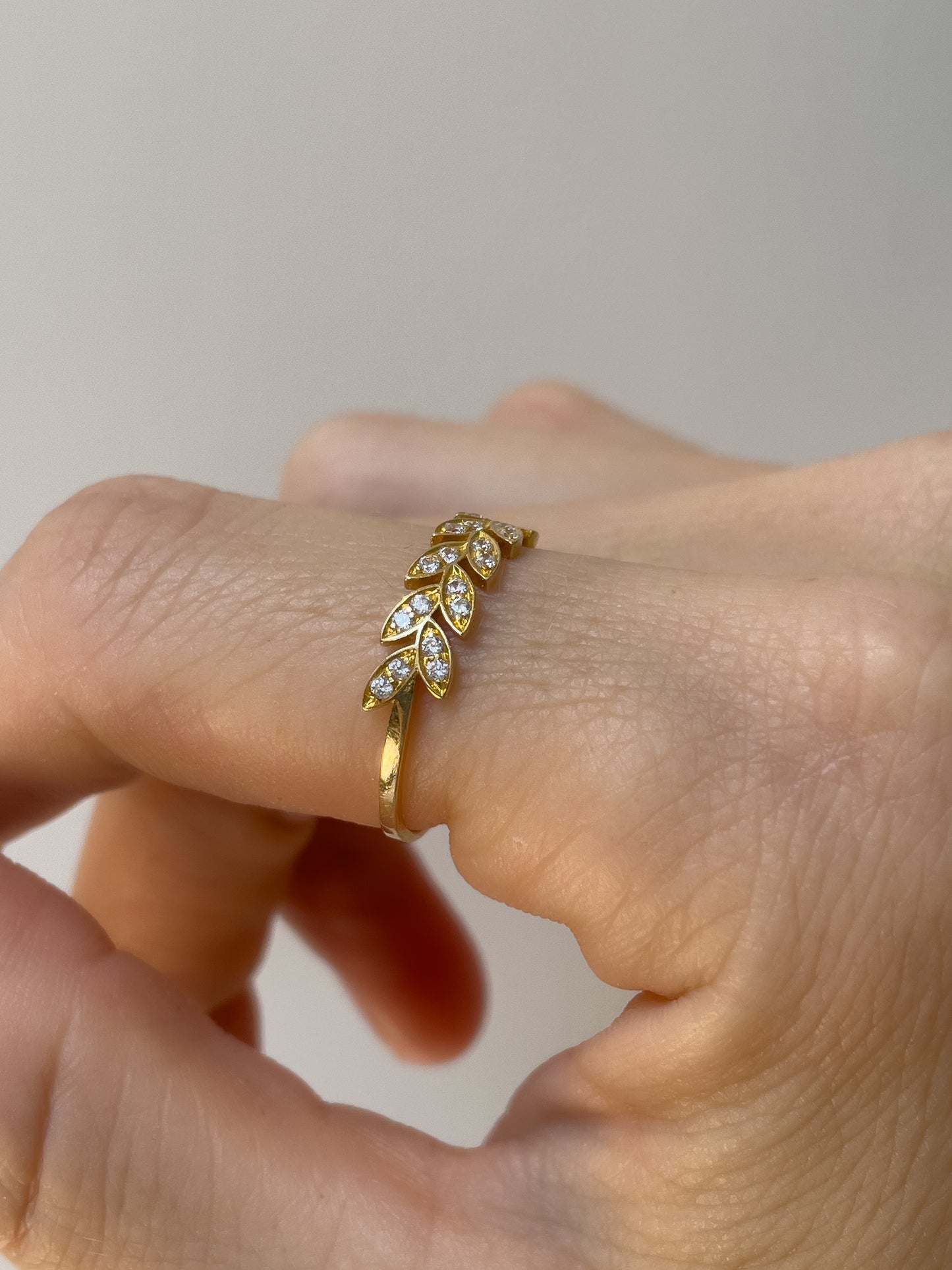 Contemporary leaf band ring in 18ct gold